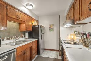 Kuchyň nebo kuchyňský kout v ubytování Lake Cliffe A101 by Great Western Lodging