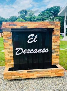 een bord waarop staat el descanso op een gebouw bij Finca El Descanso in Villavicencio