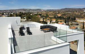 einen Glasbalkon mit Stadtblick in der Unterkunft Phaedrus Living Luxury Seaview Coral Bay Villa in Peyia