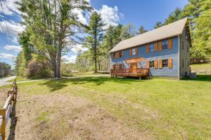 una imagen de un granero con un patio en Exquisite Cabin with Deck and Fire Pit, 10 Mi to Lake, en Athol