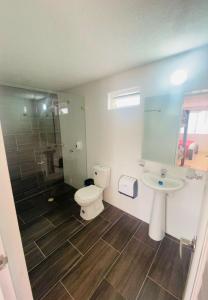 een badkamer met een toilet, een wastafel en een douche bij Finca El Descanso in Villavicencio