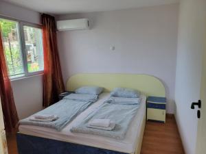 um quarto com 2 camas e uma janela em Villa Mimi em Varna City