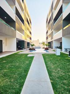 a view of the courtyard of a building at Marina Cerritos Coral del Mar - 4 Albercas de Lujo - 1 Min Playas in Mazatlán