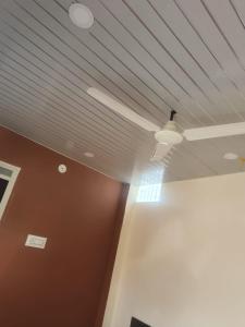 techo en una habitación con ventilador de techo en Kailash kuti Guest House, en Ujjain