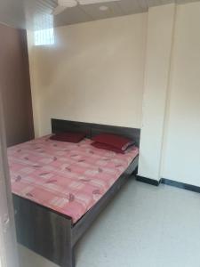 Łóżko lub łóżka w pokoju w obiekcie Kailash kuti Guest House