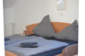 - 2 lits avec des oreillers au-dessus de l'autre dans l'établissement Weingut Sauer-Kettermann, à Enkirch