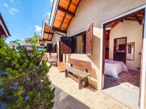 una vista della camera da letto di una villa di Chalés Galinha Da Roça a Monte Verde
