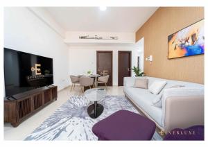 Posezení v ubytování 2br Al Karama Residence Apartmentsfront Side