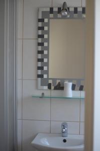 uma casa de banho com um lavatório e um espelho em Weingut Sauer-Kettermann em Enkirch