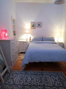 Postel nebo postele na pokoji v ubytování Quaint secluded Cottage close to beautiful Kinvara