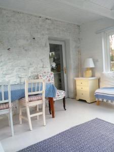 um quarto com uma mesa e duas cadeiras e uma janela em Quaint secluded Cottage close to beautiful Kinvara em Gort