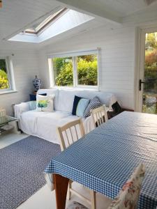 uma sala de estar com uma mesa e um sofá em Quaint secluded Cottage close to beautiful Kinvara em Gort