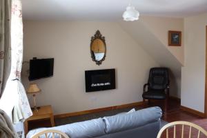 salon z kanapą i telewizorem w obiekcie 1-Bedroom Cottage sleeps 3 in Kilmore Quay w mieście Kilmore Quay