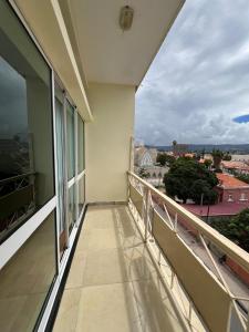 einen Balkon mit Stadtblick in der Unterkunft J´S Place in Lubango