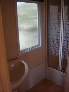 La salle de bains est pourvue d'un lavabo et d'une fenêtre. dans l'établissement le moulin brûlé, à Chazelles-sur-Lyon