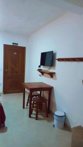 Uma TV ou centro de entretenimento em Chalés e suítes lima