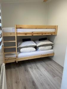 Bunk bed o mga bunk bed sa kuwarto sa Wygodny domek na terenie prywatnym