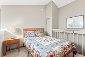 Postel nebo postele na pokoji v ubytování Mountain View Getaway by Great Western Lodging