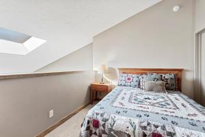 Postel nebo postele na pokoji v ubytování Mountain View Getaway by Great Western Lodging