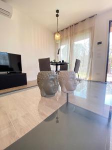 uma sala de estar com duas cadeiras e uma mesa em Cortemaggiore 4D Luxury-Flexrent Abissinia em Riccione