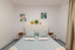 a room with a large bed with two pillows at El Médano Apartamento Bajo in El Médano
