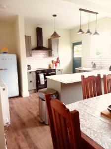 a kitchen with a table and chairs in a kitchen at Llangollen Townhouse 4 bedroom in Llangollen
