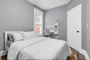 Ein Bett oder Betten in einem Zimmer der Unterkunft Columbus Home:Free Parking,Fast WiFi,Near Downtown