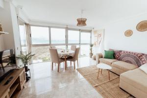 sala de estar con sofá y mesa en Apto. Miramar con magníficas vistas al mar, en El Campello
