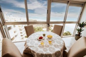Una mesa en una habitación con vistas al océano en Apto. Miramar con magníficas vistas al mar, en El Campello