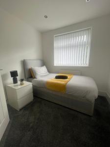 Habitación blanca con cama y ventana en No 29 - Beautiful 4-Bed House en Liverpool