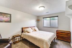 1 dormitorio con cama y ventana en Cozy Kaysville Vacation Rental with Mountain Views!, en Kaysville