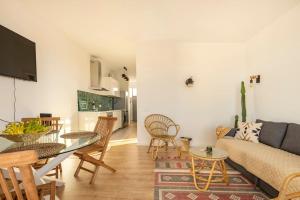 TV a/nebo společenská místnost v ubytování Boho 2nd line Beach apartment