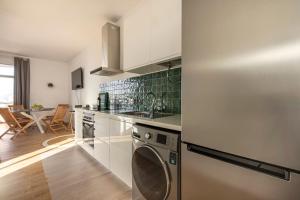 Kuchyň nebo kuchyňský kout v ubytování Boho 2nd line Beach apartment