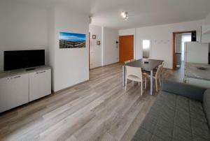 Μια τηλεόραση ή/και κέντρο ψυχαγωγίας στο Casa Bivi - Apartments with 1 and 2 bedrooms - Click here for more availabilities