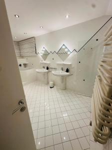 薩爾斯堡的住宿－LUXURY STAY SALZBURG City，浴室设有2个水槽和2个卫生间