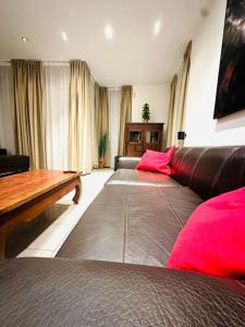 uma sala de estar com duas camas e um sofá em LUXURY STAY SALZBURG City em Salzburgo