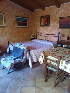 1 dormitorio con 1 cama, 1 mesa y 1 silla en Appartamento Il Salice en Casa Minnina