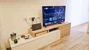 TV a/nebo společenská místnost v ubytování Appartamento La piramide