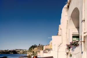 a building with a view of the water at Piscārĭa in Procida