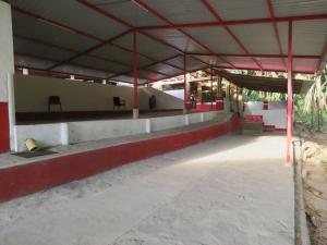 un gran edificio con techo rojo y blanco en Finca Hotel Guayacundo, en Vergara