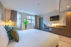 Postel nebo postele na pokoji v ubytování Leonardo Hotel Breda City Center