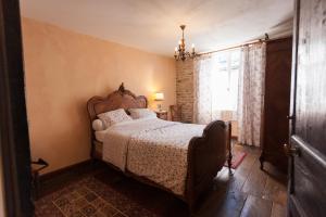 1 dormitorio con cama y ventana en La Vieille Auberge en Peyrelevade