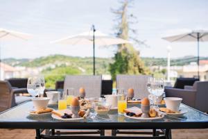 アギオス・ゲオルギオス・パゴンにあるSan Georgio Hotelのテーブル(食べ物、ワイングラス付)