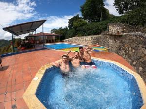 Bazén v ubytování Finca Hotel Guayacundo nebo v jeho okolí