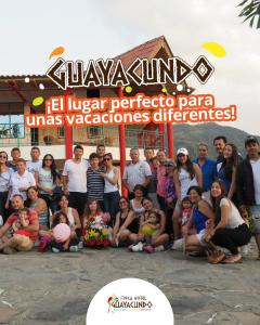 un gran grupo de personas posando para una imagen en Finca Hotel Guayacundo, en Vergara