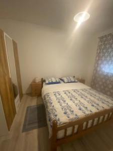 1 dormitorio con 1 cama con edredón azul y blanco en Apartment Neno 2, en Senj