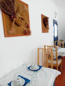 ein Esszimmer mit einem weißen Tisch und blauen Servietten in der Unterkunft Reguengos Hotel in Reguengos de Monsaraz
