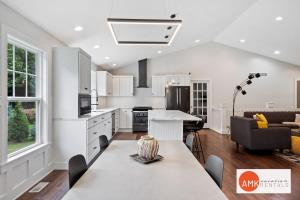 ソーガタックにあるDestined for Relaxationのキッチンとテーブルとソファのあるリビングルーム