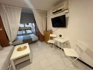 Habitación pequeña con 1 cama y 1 habitación con TV. en Playa los loco, en Torrevieja