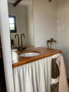 baño con encimera de madera y lavamanos en La Cuesta14, en Güime 27 fotos más